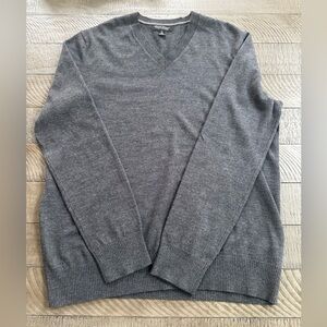 Banana Republic Men’s Gray V-Neck Sweater Knit